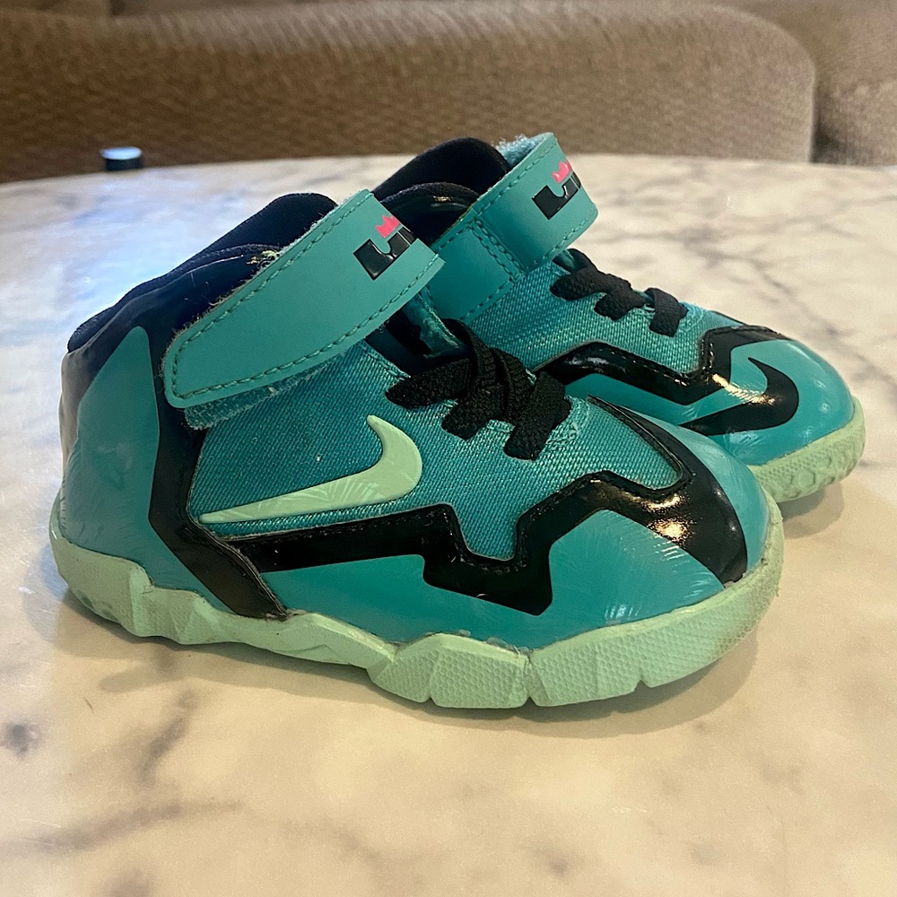 Toddler Nike Lebron Shoes. Size 5T